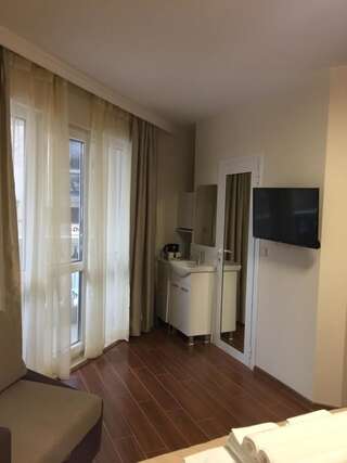 Отель Art Green Boutique Hotel Варна Семейный номер с балконом-9
